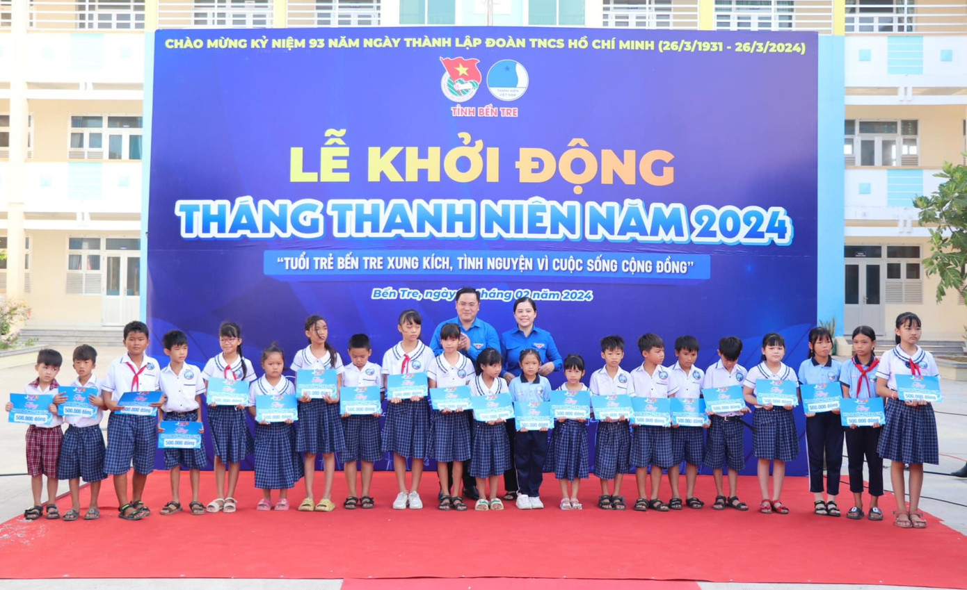 Tỉnh Đoàn Bến Tre tặng quà cho học sinh. Tỉnh Đoàn Bến Tre tặng quà cho học sinh.