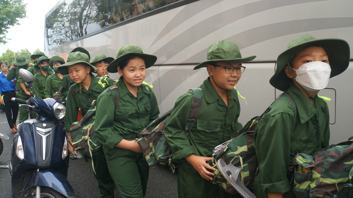"Chiến sĩ" nhí xếp hàng lên xe di chuyển về đơn vị. Ảnh: Hòa Hội. "Chiến sĩ" nhí xếp hàng lên xe di chuyển về đơn vị. Ảnh: Hòa Hội.