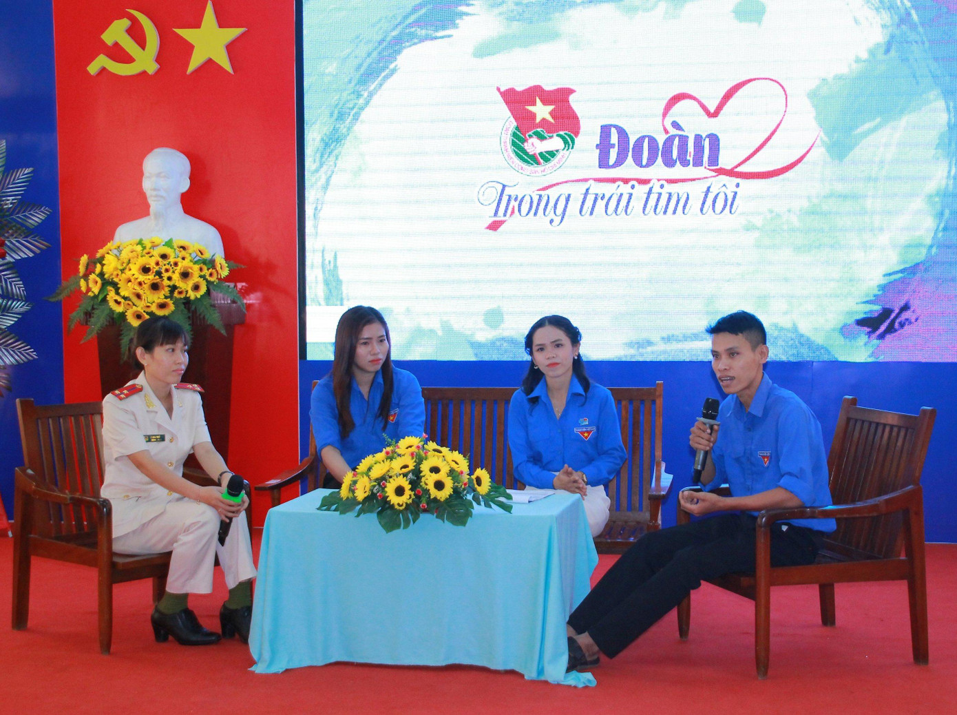 Giao lưu với các cán bộ Đoàn tiêu biểu Giao lưu với các cán bộ Đoàn tiêu biểu