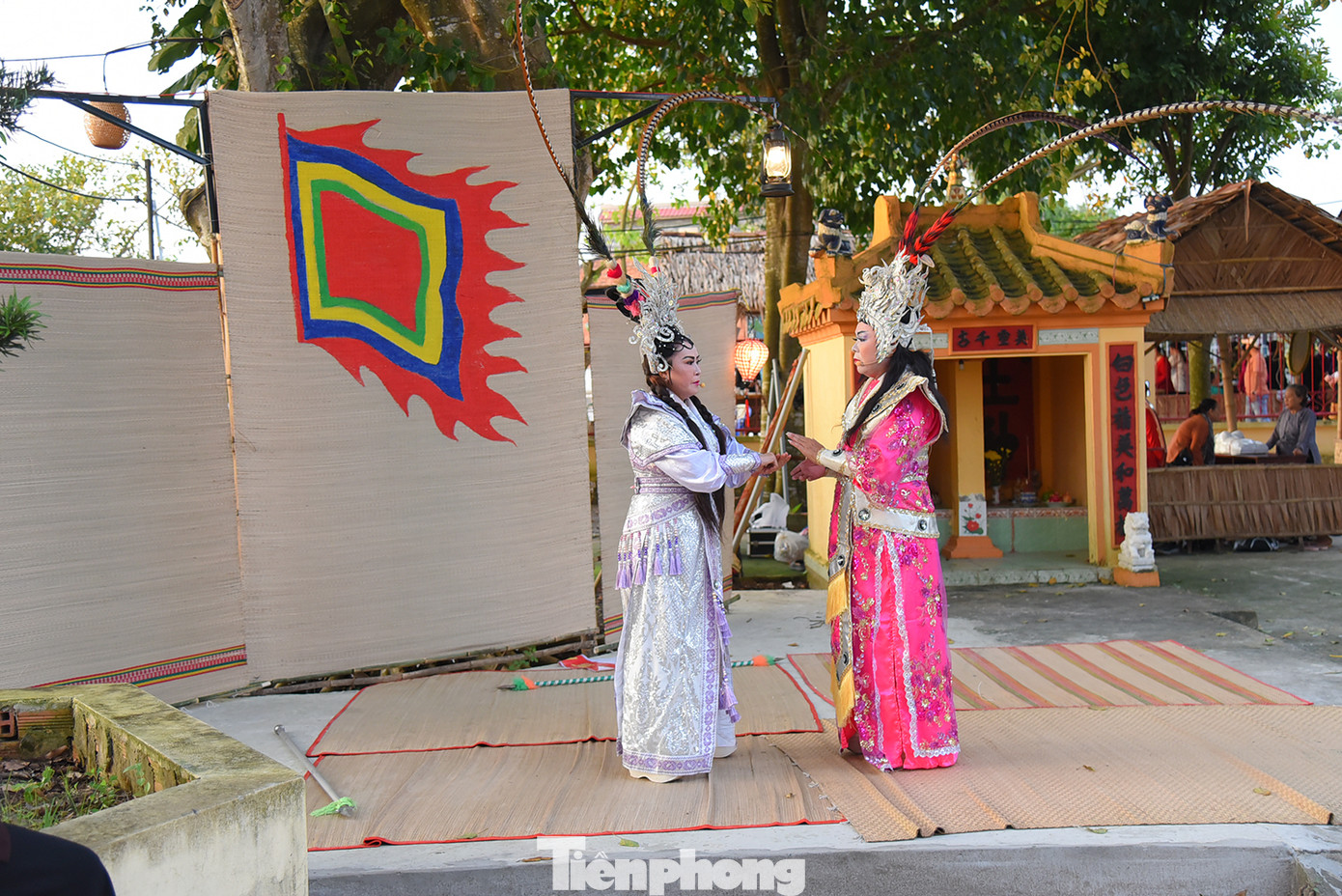 Tái hiện không gian sân khấu cải lương Nam bộ. Ảnh: Hòa Hội.