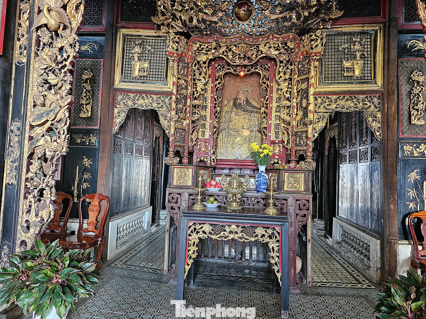 Ngôi nhà được xây dựng năm 1895 bằng vật liệu chính là gỗ. Ngôi nhà được chia thành ba gian, gian giữa thờ Quan Công theo văn hóa tín ngưỡng truyền thống của người Hoa. Hai gian hai bên là nơi tiếp khách cùng hai phòng ngủ, một hành lang rộng dẫn xuống nhà dưới. Ảnh: Hòa Hội.