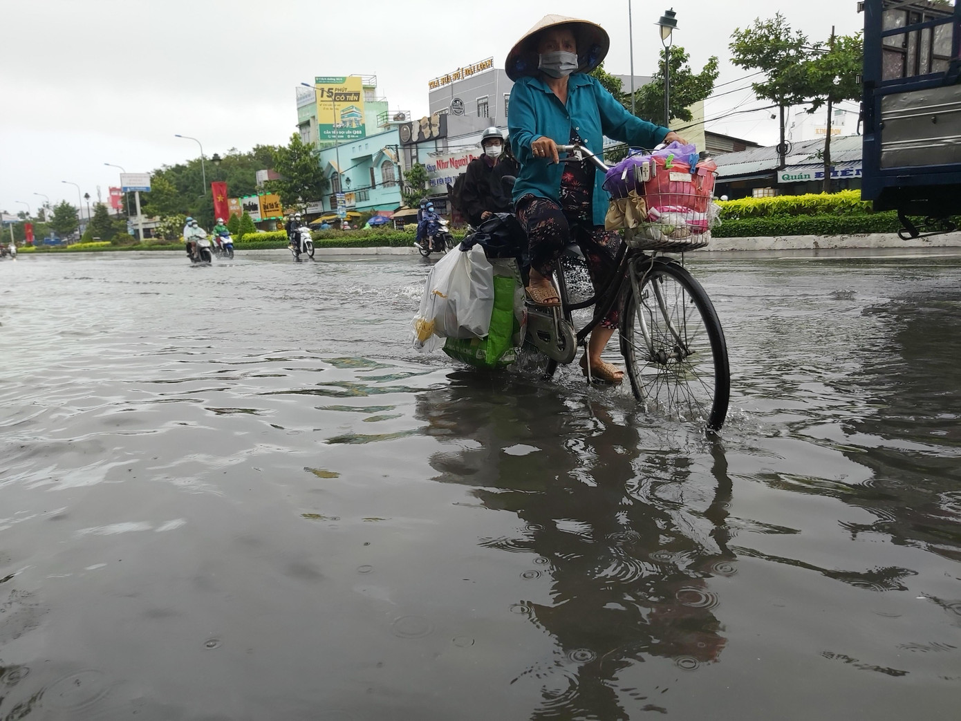 Người dân đạp xe mưu sinh. - Ảnh: Hòa Hội