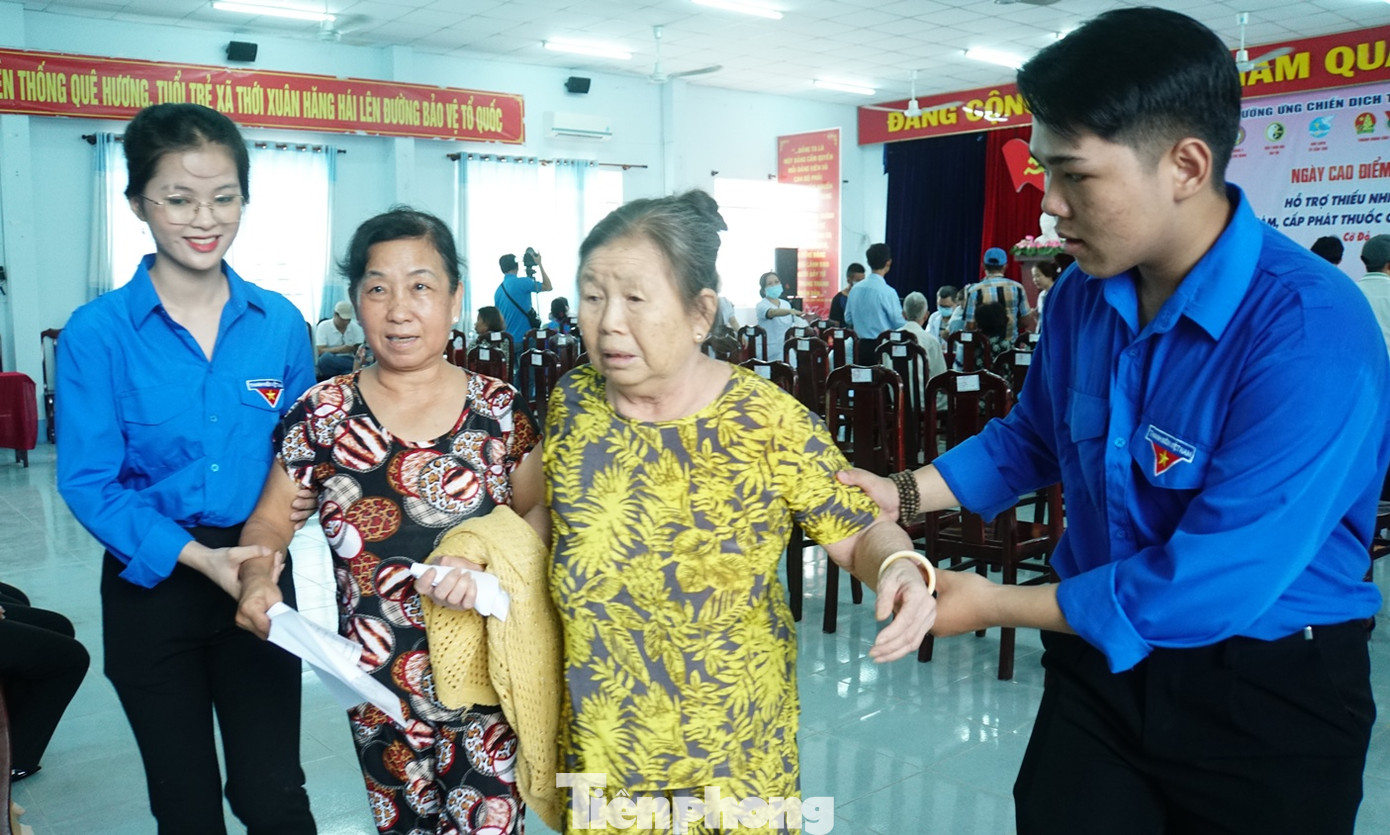 Đoàn viên thanh niên hỗ trợ cụ già khám bệnh. Ảnh: Hòa Hội