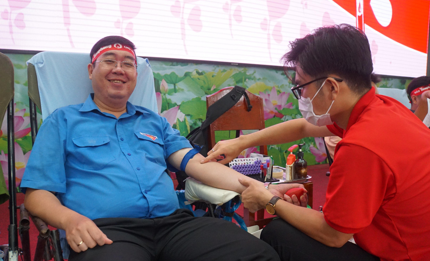 Tại ngày hội, ngoài các cán bộ, chiến sỹ công an TP Cần Thơ còn có nhiều đơn vị khác tham gia. Anh Nguyễn Minh Thông, Bí thư Đoàn thanh niên khối Đảng khu vực Thành ủy Cần Thơ cho biết, hoạt động hiến máu hết sức ý nghĩa, không chỉ góp phần cứu người, mà còn lan tỏa tinh thần san sẻ yêu thương với người bệnh và phát huy tinh thần tương thân tương ái. “Việc làm này giúp đẩy mạnh tuyên truyền mục đích, ý nghĩa cao đẹp của việc hiến máu cứu người. Đồng thời, còn là trách nhiệm, tình cảm của mỗi cán bộ, công dân trẻ thành phố đối với cộng đồng xã hội, góp phần xây dựng hình ảnh đẹp của người Cần Thơ trong lòng dân”, anh Thông chia sẻ.