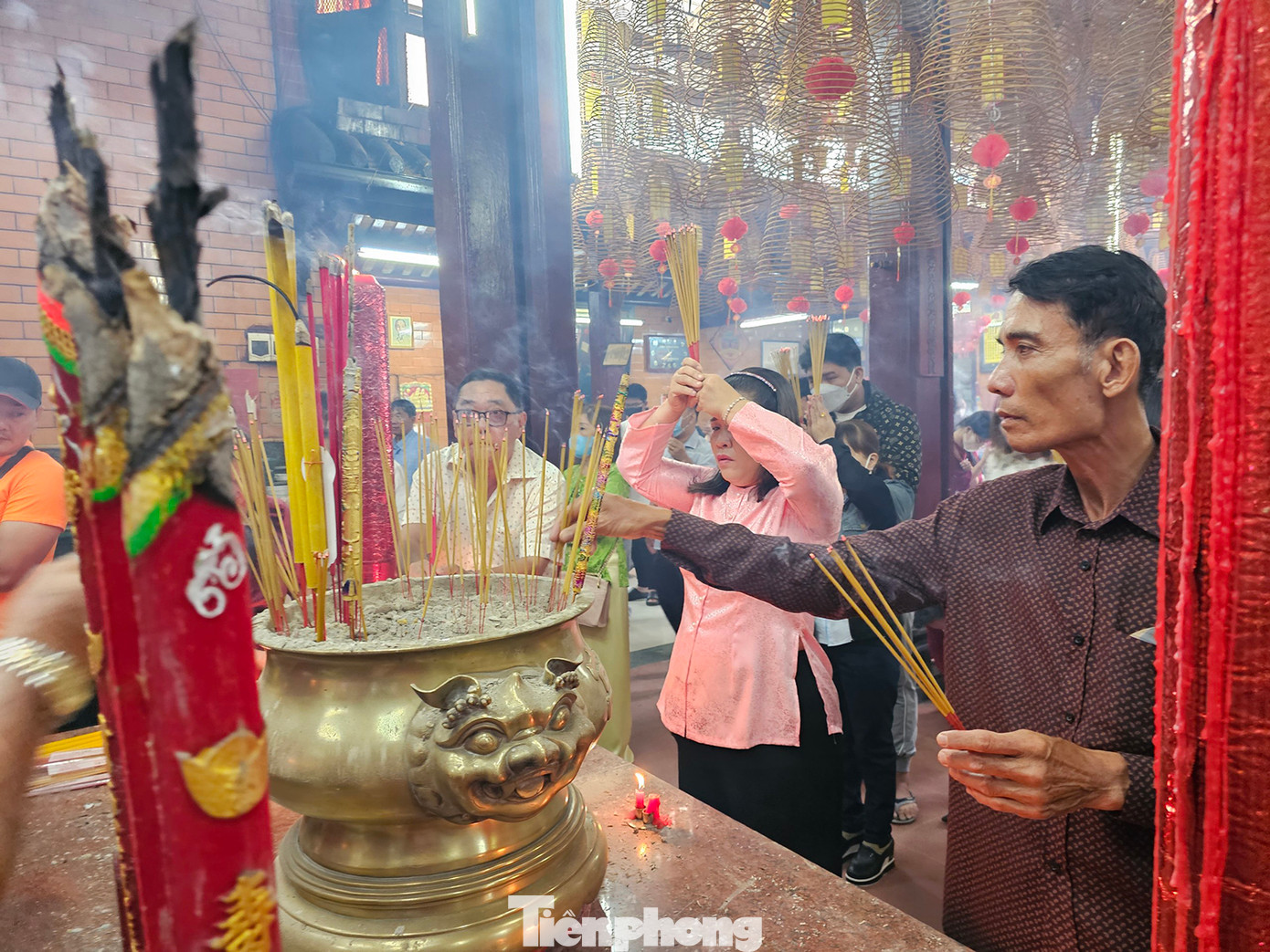 Người dân đi lễ đầu năm để cầu những điều tốt đẹp nhất trong năm mới. Ảnh: Hòa Hội