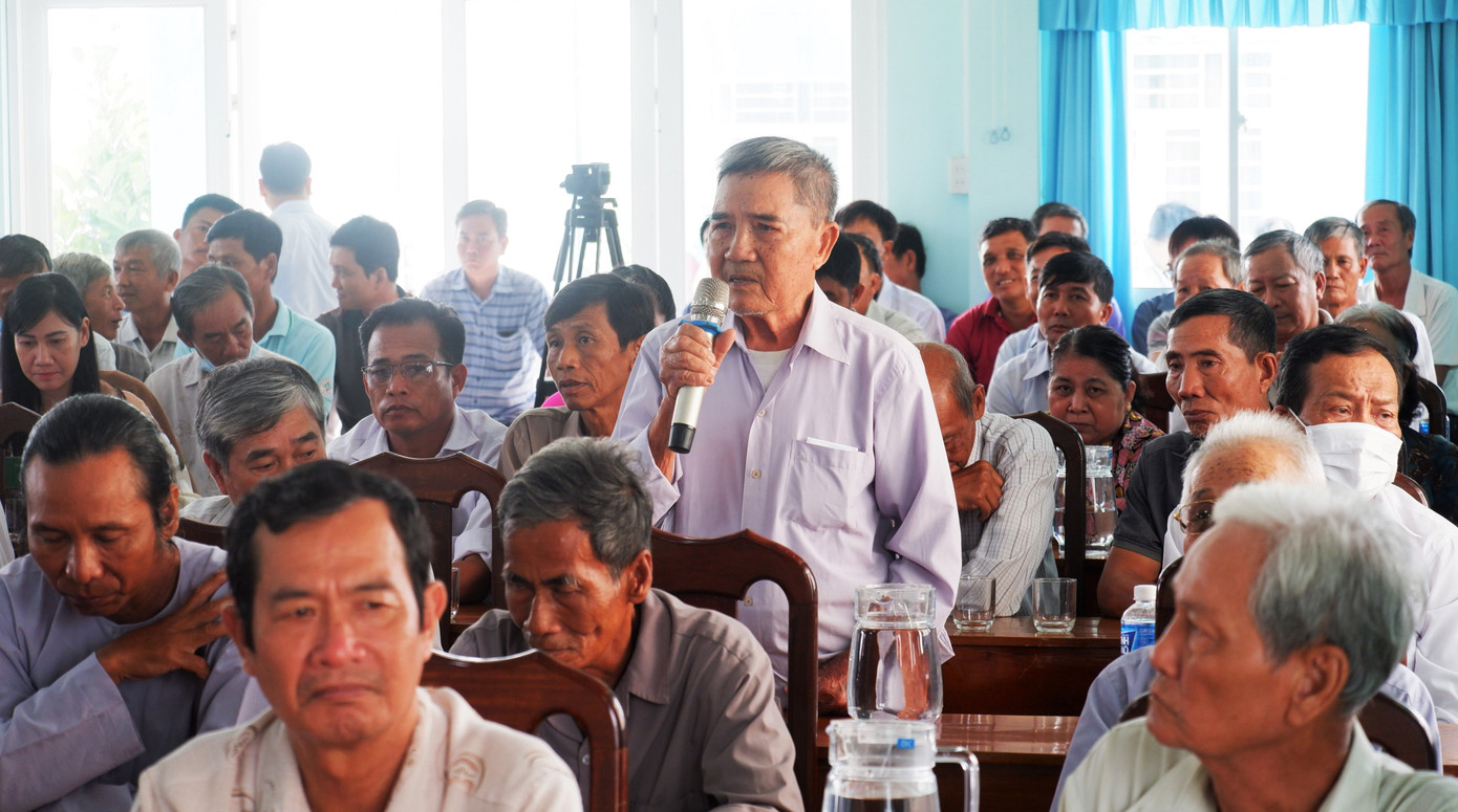 Cử tri huyện Châu Thành đặt vấn đề tại hội nghị. (Ảnh: An Bình)