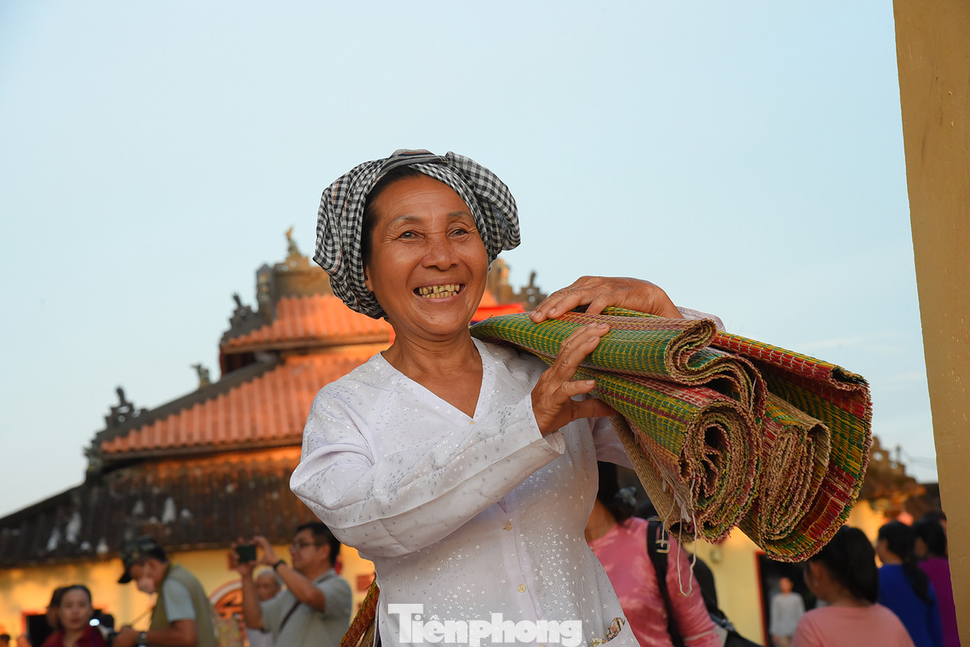 Trước đó, trong khuôn khổ diễn ra sự kiện, người dân xã Định Yên cũng trình diễn các kỹ thuật sản xuất chiếu. Ảnh: Hòa Hội.