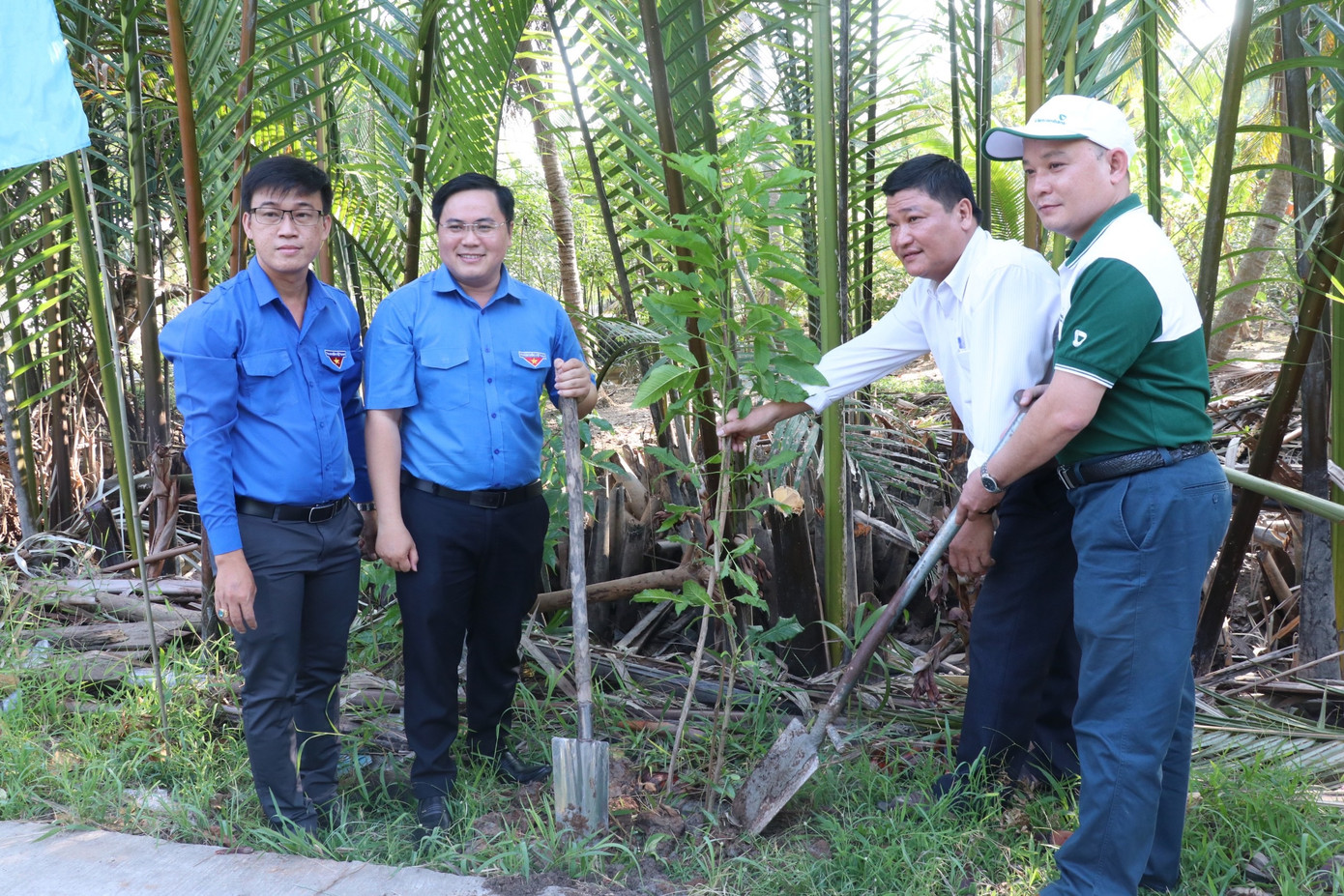 Anh Phan Thanh Trẻ, Phó Bí thư Tỉnh Đoàn – Chủ tịch Hội LHTN Việt Nam tỉnh Bến Tre (thứ 2 từ trái sang) tham gia trồng cây xanh. Anh Phan Thanh Trẻ, Phó Bí thư Tỉnh Đoàn – Chủ tịch Hội LHTN Việt Nam tỉnh Bến Tre (thứ 2 từ trái sang) tham gia trồng cây xanh.