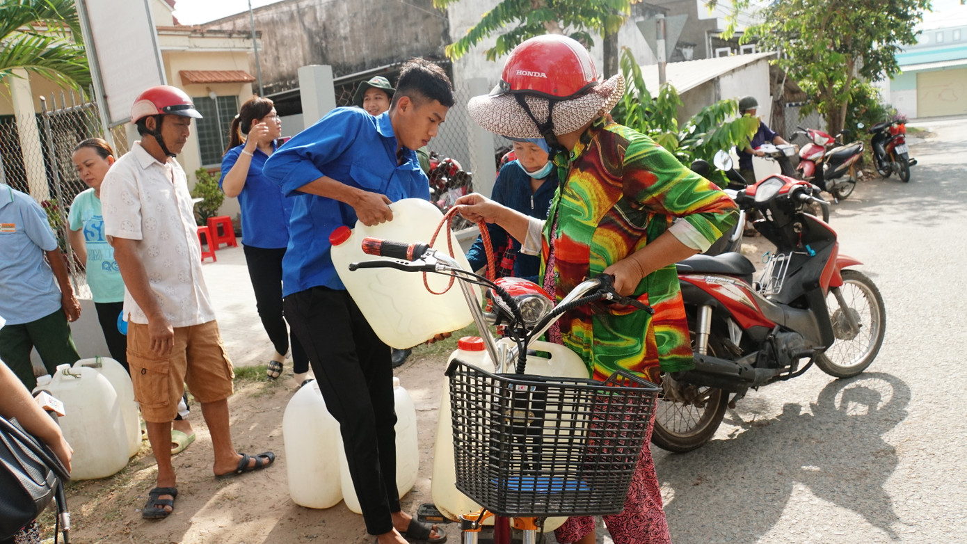 Đoàn viên thanh niên hỗ trợ nước ngọt cho bà con. Đoàn viên thanh niên hỗ trợ nước ngọt cho bà con.