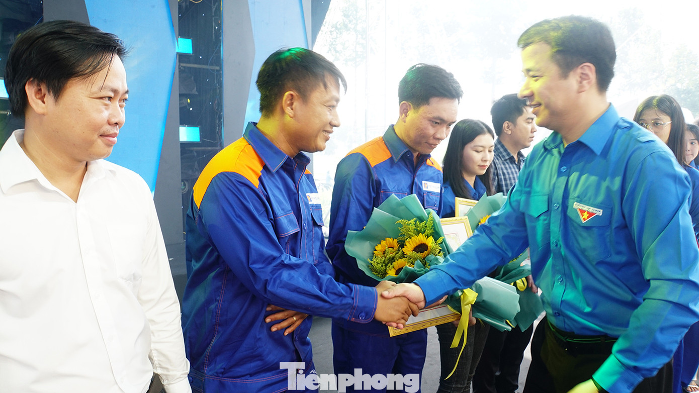 Bí thư T.Ư Đoàn Ngô Văn Cương trao bằng khen tuyên dương thanh niên công nhân tiêu biểu. Ảnh: Hòa Hội