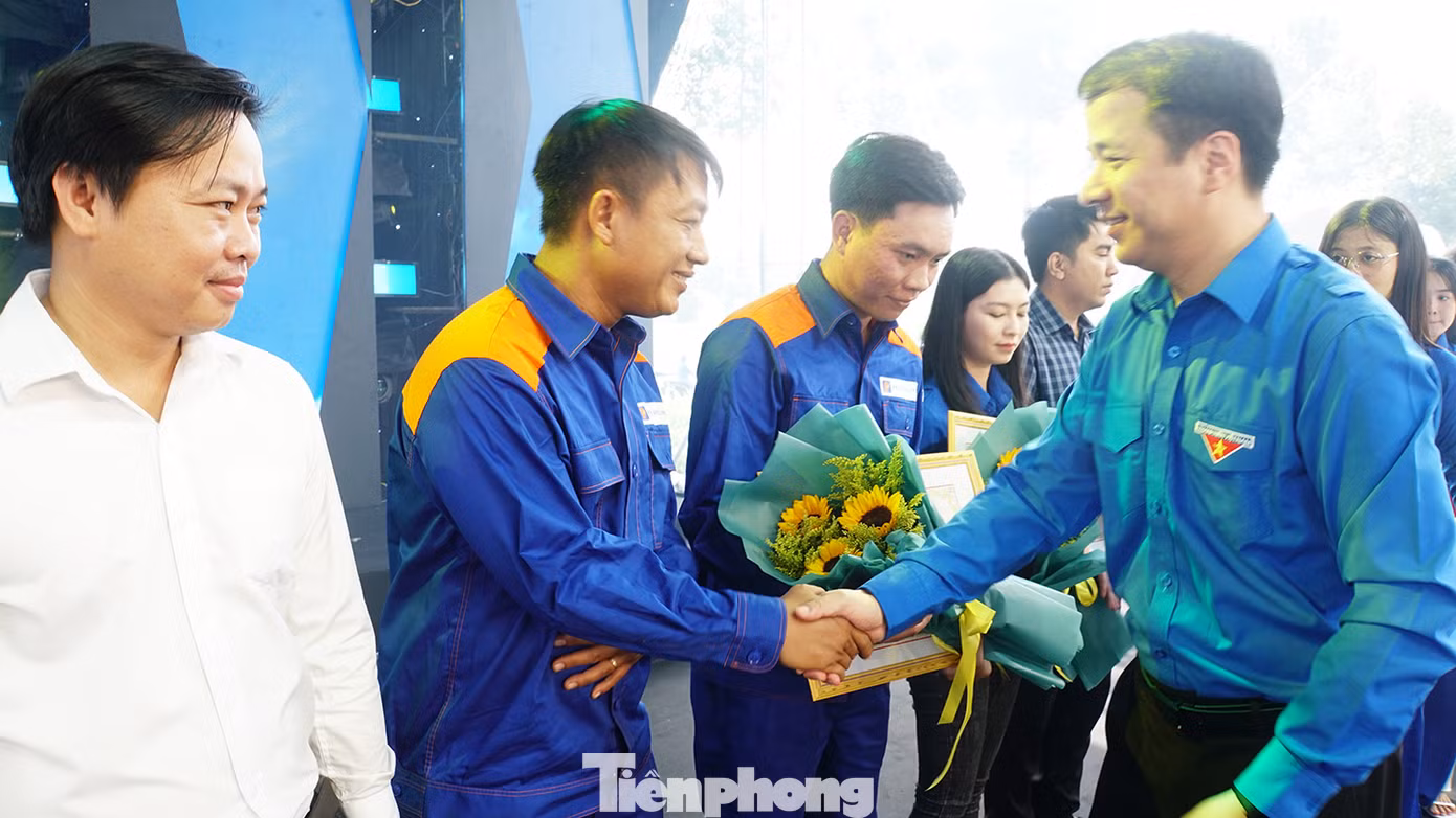 Bí thư T.Ư Đoàn Ngô Văn Cương trao bằng khen tuyên dương thanh niên công nhân tiêu biểu. Ảnh: Hòa Hội