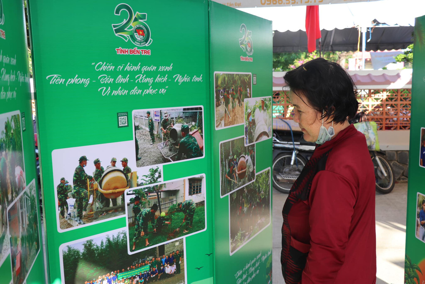 Người dân tham quan triển lãm ảnh. Người dân tham quan triển lãm ảnh.