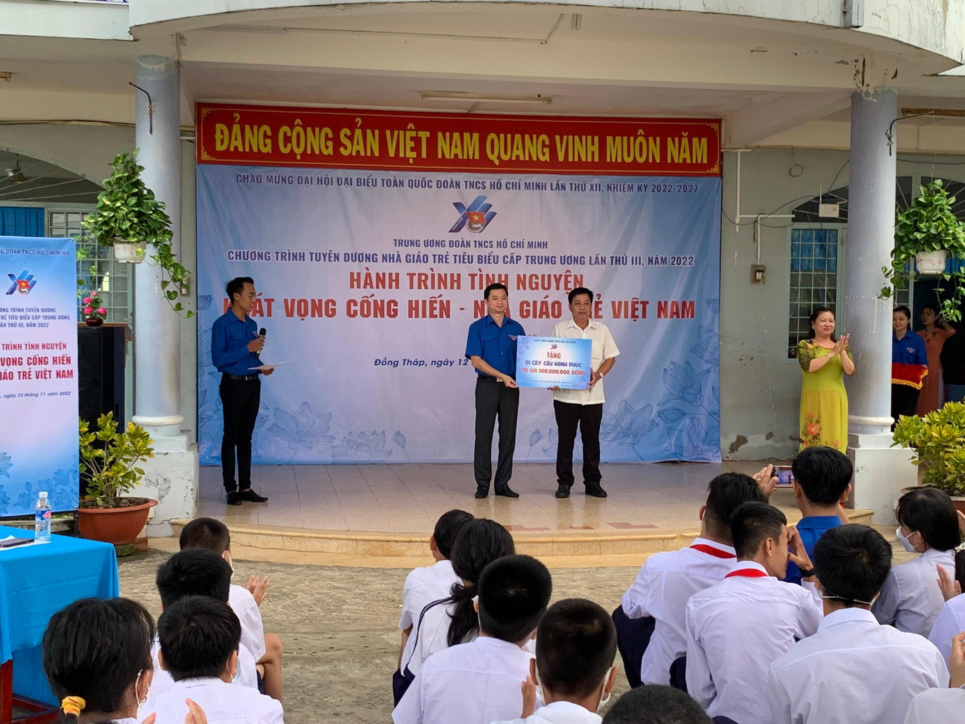 Trao tặng công trình Cây cầu hạnh phúc trị giá 300 triệu đồng