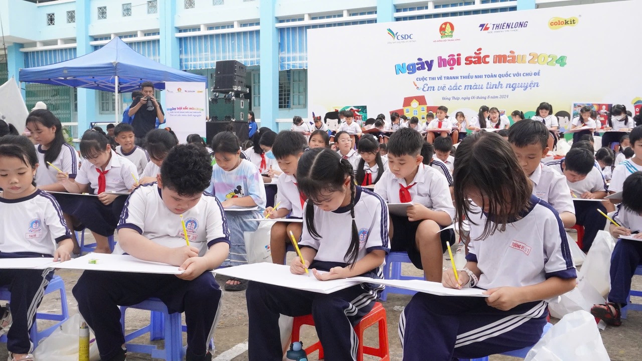 Học sinh vẽ tranh