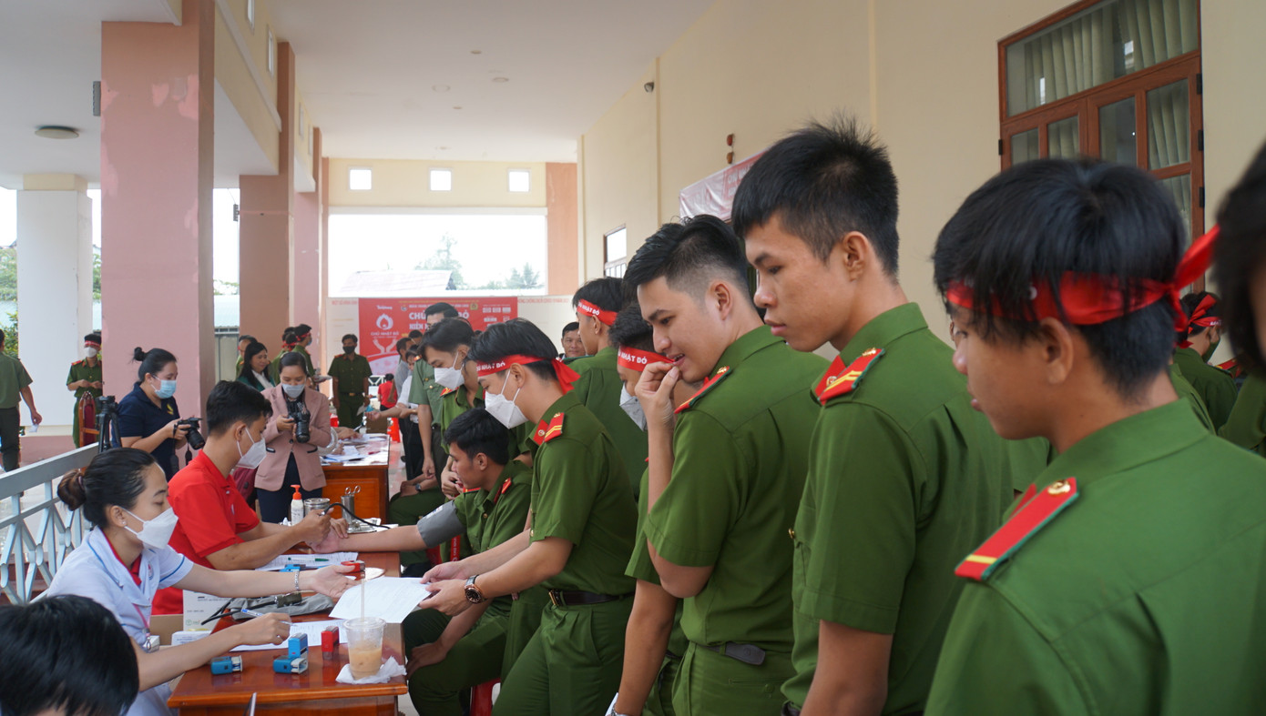 Đông đảo chiến sĩ tham gia ngày hội hiến máu