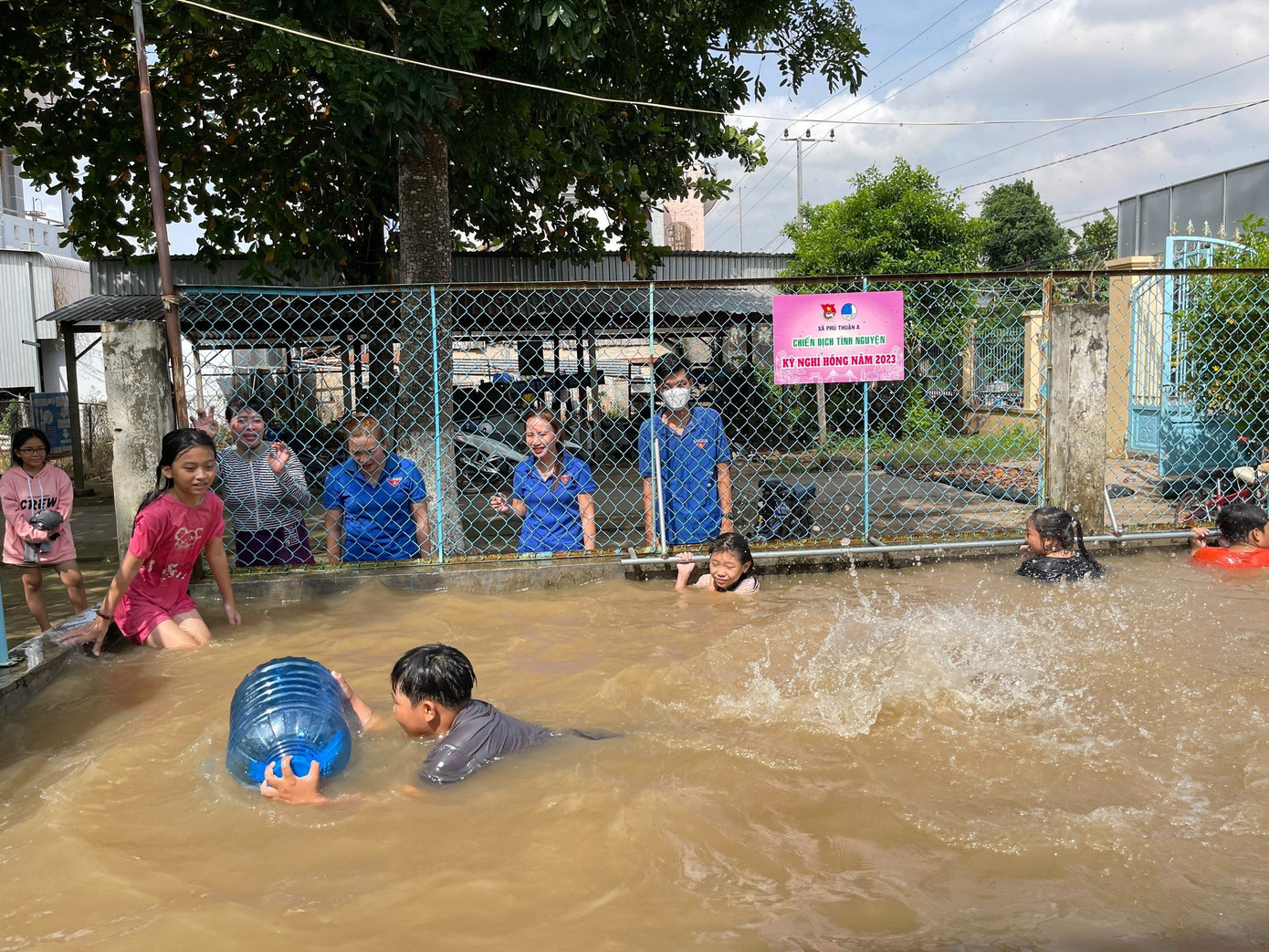 ĐVTN xã Phú Thuận A (Hồng Ngự) phổ cập bơi cho trẻ em. ĐVTN xã Phú Thuận A (Hồng Ngự) phổ cập bơi cho trẻ em.