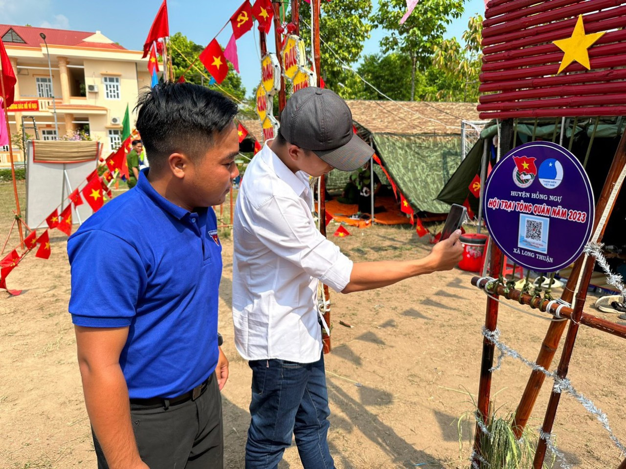 Người thân tân binh quét mã QR xem thông tin tại đơn vị xã Long Thuận. Người thân tân binh quét mã QR xem thông tin tại đơn vị xã Long Thuận.