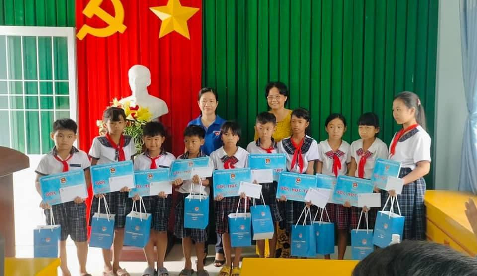 Tặng quà, học bổng cho học sinh trường tiểu học Trần Văn Ẩn, TP Trà Vinh. Tặng quà, học bổng cho học sinh trường tiểu học Trần Văn Ẩn, TP Trà Vinh.