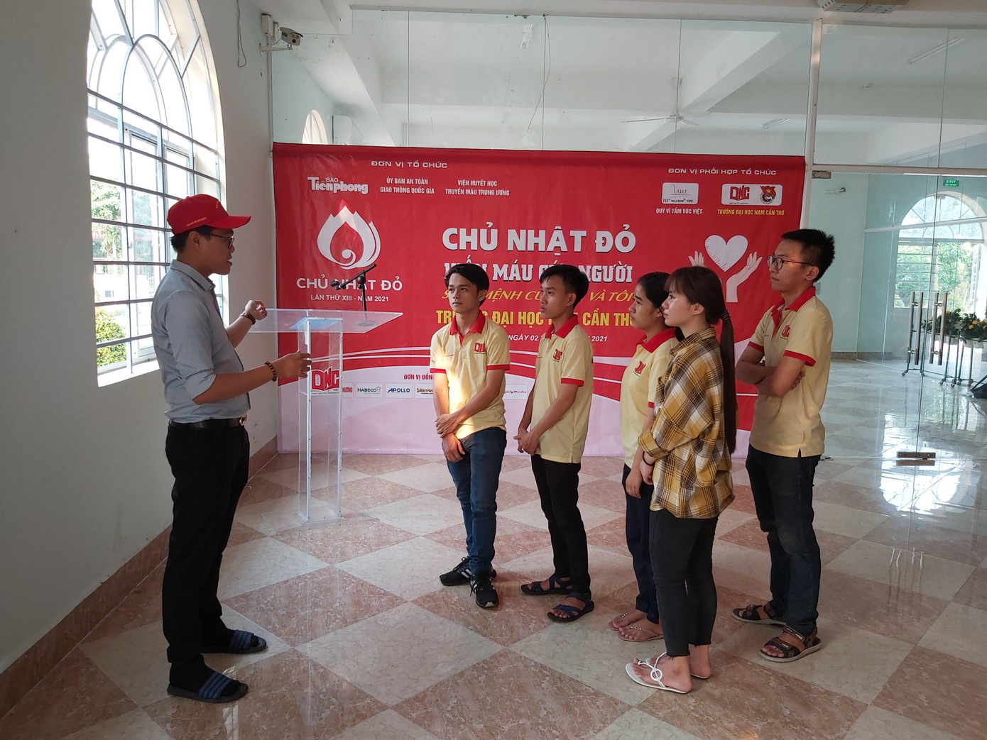 Công tác chuẩn bị Chủ nhật Đỏ vào sáng 2/4 tại trường đại học Nam Cần Thơ đã hoàn tất. - Ảnh: Hòa Hội Anh Nguyễn Nhật Trường, Bí thư Đoàn trường đại học Nam Cần Thơ cho biết, đã huy động gần 500 sinh viên đăng ký tham gia hiến máu tại Chủ nhật Đỏ diễn ra vào sáng mai (2/4), tại trường đại học Nam Cần Thơ. Ngoài ra còn có các bạn sinh viên đang theo học tại trường đoạt danh hiệu Hoa khôi, Á khôi cấp thành phố và cao hơn như Lê Thị Tường Vy (Hoa khôi ĐH Nam Cần Thơ năm 2020), đồng thời cô còn là Người đẹp áo dài Hoa hậu Việt Nam 2020, Hoa khôi Sinh viên Việt Nam 2020; Hoa khôi Sinh viên TP Cần Thơ 2019 Nguyễn Huỳnh Châu và Á khôi Sinh viên TP Cần Thơ 2019 Nguyễn Thị Minh Thư.Đặc biệt, còn có 23 thí sinh lọt vào vòng chung kết cuộc thi Hoa khôi đại học Nam Cần Thơ 2021 (diễn ra ngày 12/4) cũng háo hức tham gia. Bạn Nguyễn Ngọc Tường Vi (Lớp Quản trị kinh doanh 02 khoá 8) thí sinh lọt vào chung kết cuộc thi Hoa khôi đại học Nam Cần Thơ 2021 chia sẻ: "Hiến máu đối với em là một việc làm nhỏ nhưng vô cùng ý nghĩa cho xã hội, nhằm giúp đỡ cho những người bệnh đang cần đến nó. Với em, hiến máu còn là một hành động đẹp, một chương trình Chủ nhật Đỏ có ý nghĩa cần được nhân rộng và phát huy hơn nữa". Tính đến nay Chủ nhật Đỏ báo Tiền Phong lấn thứ 13 năm 2021 đã diễn ra trên 40 tỉnh thành cả nước với tổng lượng máu thu được trên 59.000 đơn vị, vượt nhiều so với kế hoạch ban đầu. Chủ nhật Đỏ vẫn tiếp tục diễn ra ở nhiều địa phương. Tại Khu vực ĐBSCL Chủ nhật Đỏ năm 2021 đã diễn ra ở các tỉnh, thành phố: Kiên Giang, An Giang, Đồng Tháp, Trà Vinh, Sóc Trăng, thành phố Rạch Giá, Cần Thơ, Cà Mau với hàng ngàn đơn vị máu đã được dâng hiến. Thông qua chương trình nhân đạo này, BTC tại ĐBSCL đã vận động được trên 104 triệu đồng tiền học bổng cho các em học sinh, sinh viên nghèo.