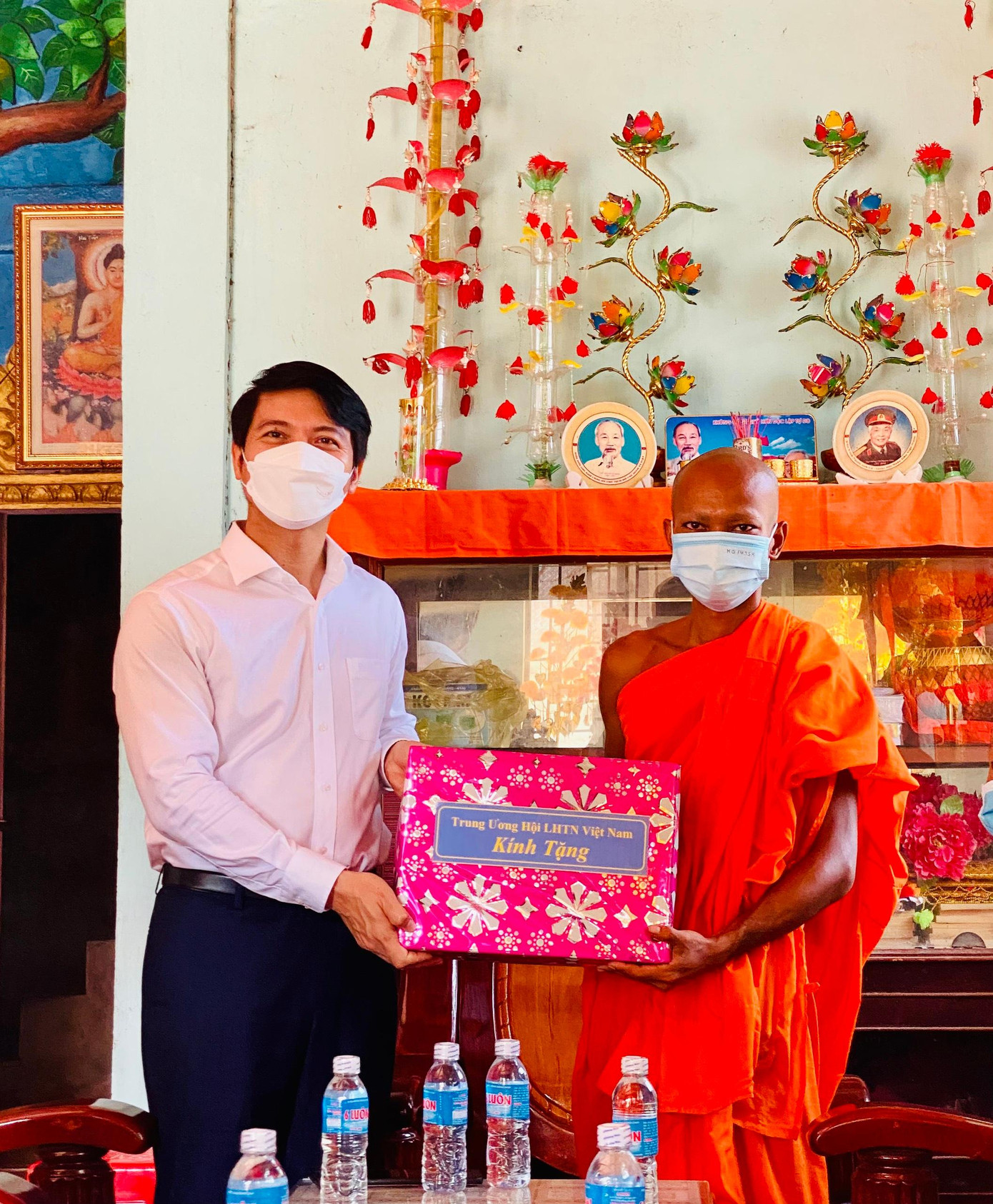 Anh Nguyễn Ngọc Lương, Bí thư Trung ương Đoàn tặng quà cho chùa Cái Đước Lớn. - Ảnh: TĐ KG Anh Nguyễn Ngọc Lương, Bí thư Trung ương Đoàn tặng quà cho chùa Cái Đước Lớn. - Ảnh: TĐ KG