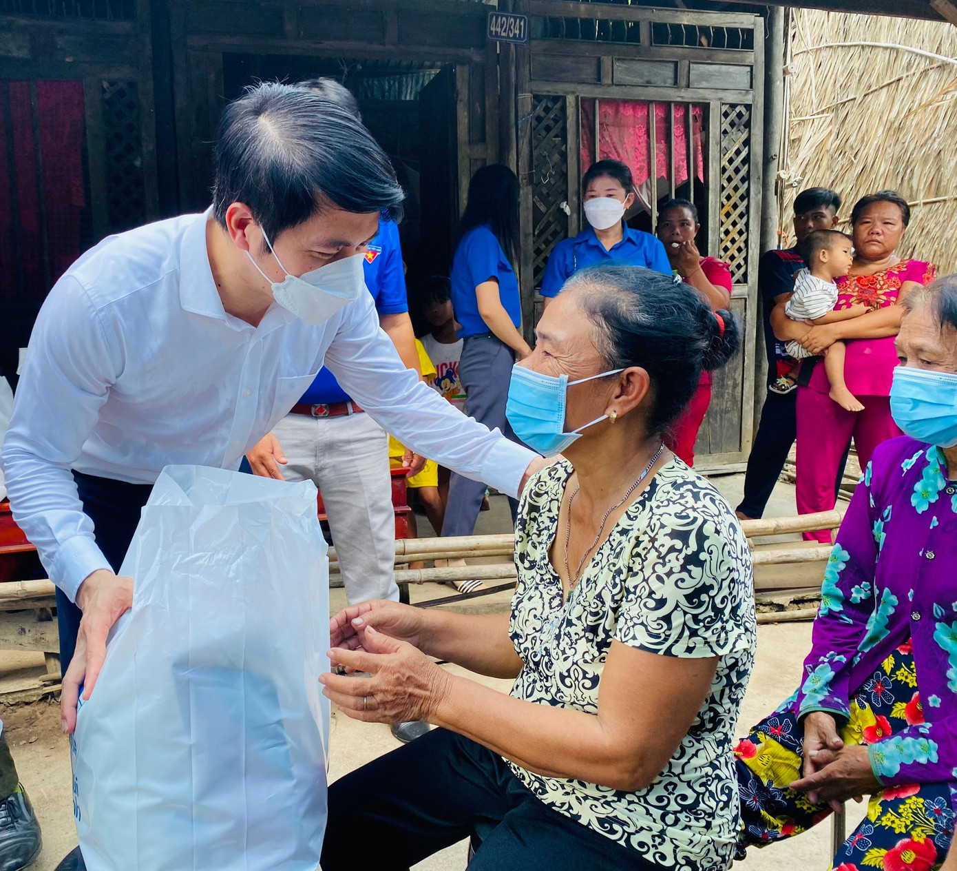 Anh Nguyễn Ngọc Lương tặng quà cho người dân Anh Nguyễn Ngọc Lương tặng quà cho người dân