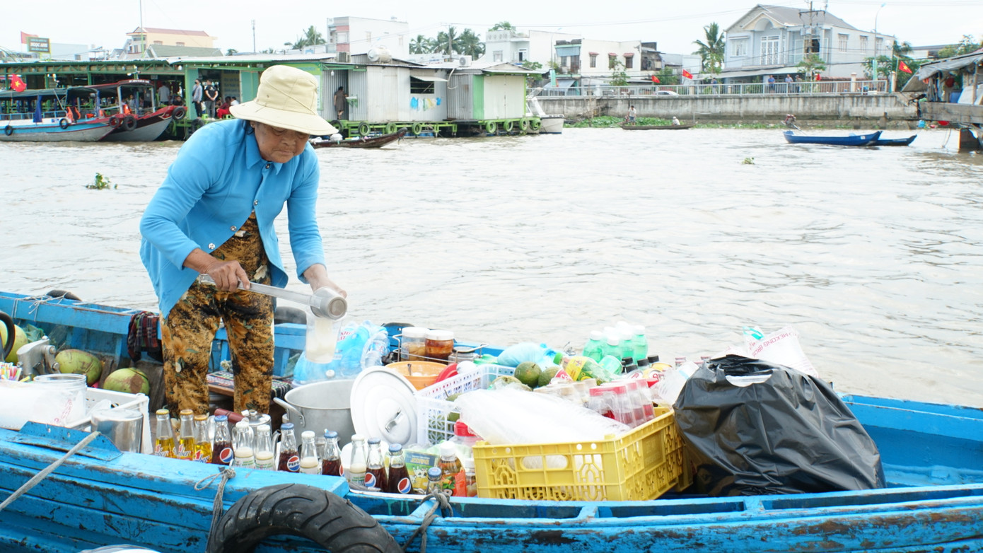 Thương hồ mua bán trên sông tại chợ nổi. Ảnh: Hòa Hội. Thương hồ mua bán trên sông tại chợ nổi. Ảnh: Hòa Hội.