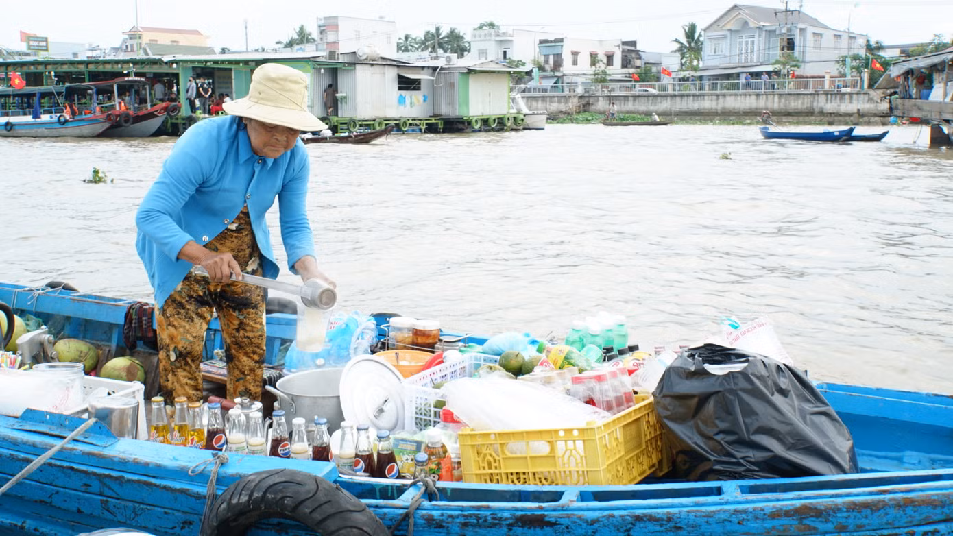 Thương hồ mua bán trên sông tại chợ nổi. Ảnh: Hòa Hội. Thương hồ mua bán trên sông tại chợ nổi. Ảnh: Hòa Hội.