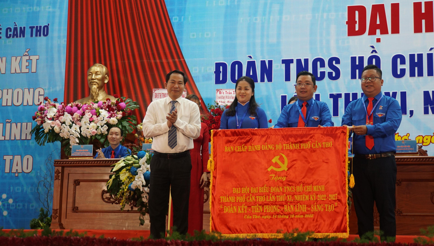 Bí thư Thành ủy Cần Thơ Lê Quang Mạnh tặng cờ thi đua cho Thành Đoàn Cần Thơ