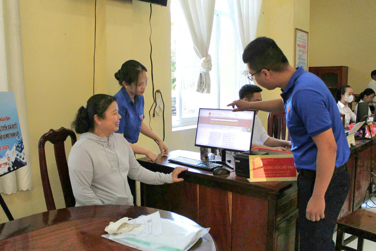 Đoàn viên thanh niên xã biên giới Thường Phước, tỉnh Đồng Tháp hỗ trợ người dân làm hồ sơ trực tuyến. Ảnh: Hòa Hội