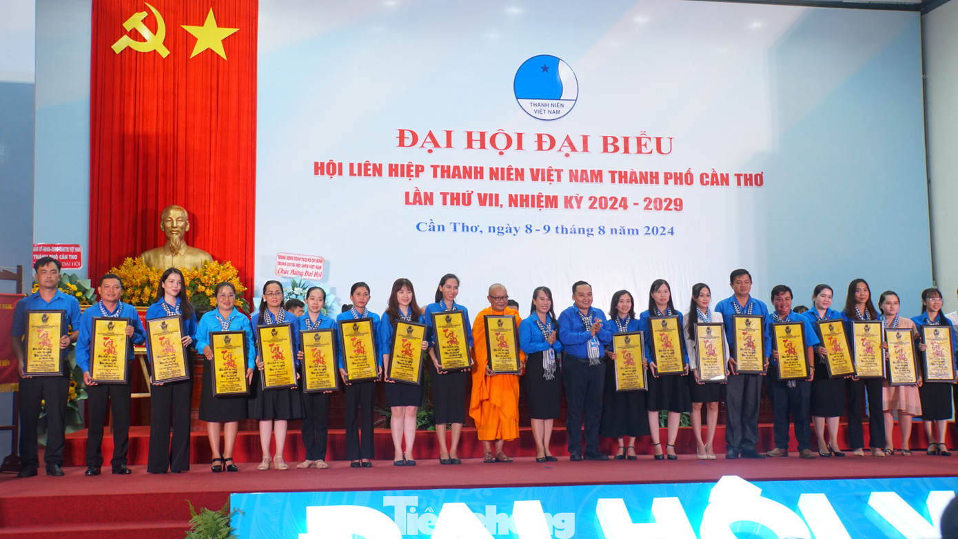 Hội LHTN Việt Nam TP. Cần Thơ tri ân các đơn vị, cá nhân hỗ trợ Hội trong thời gian qua.