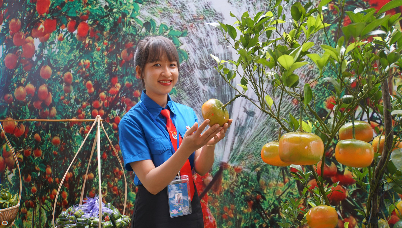 Đại biểu chụp ảnh với quýt hồng