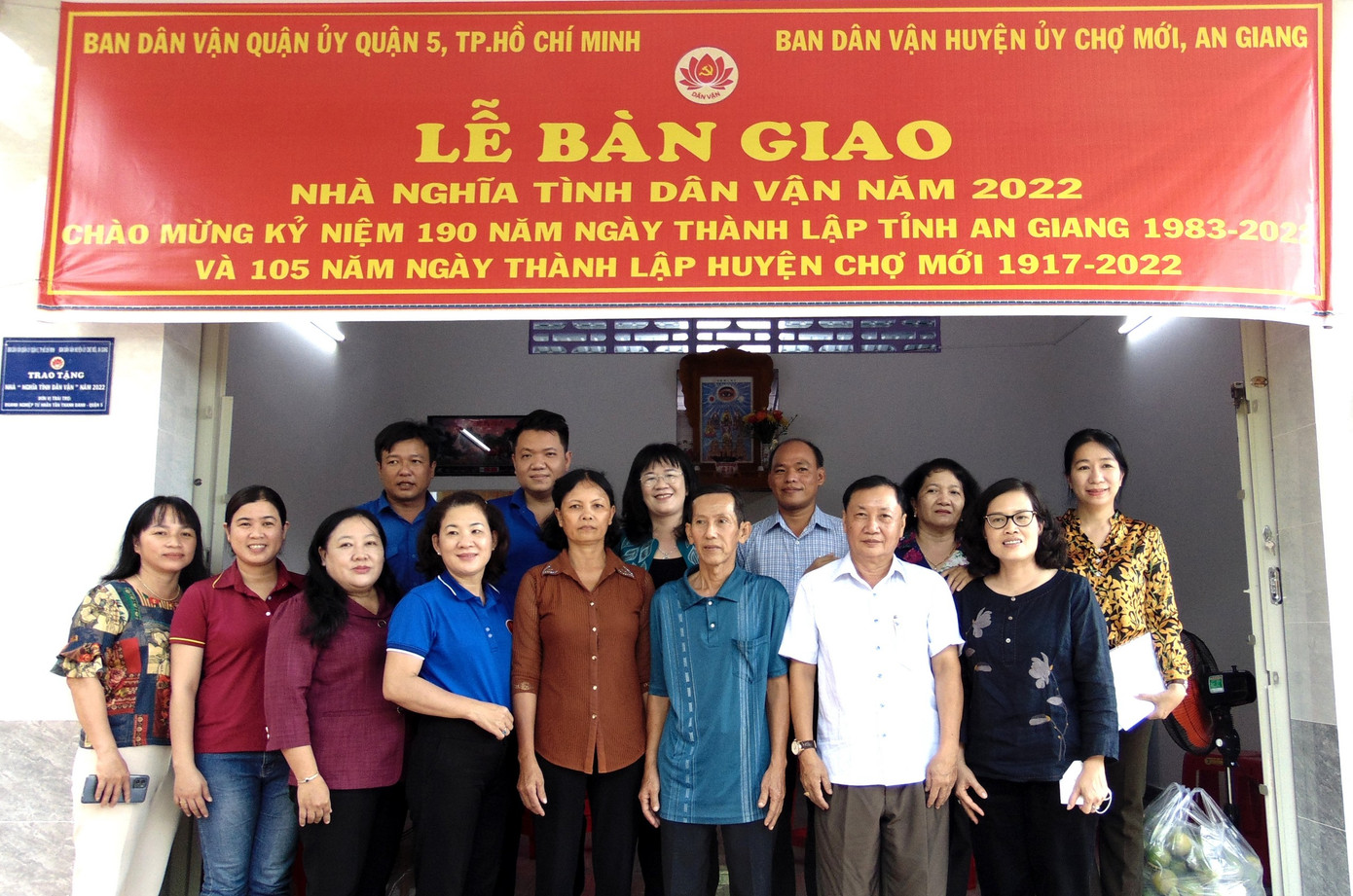 Ban Dân vận Tỉnh ủy An Giang trao nhà 'Nghĩa tình Dân vận' cho người dân tại huyện Chợ Mới. Ban Dân vận Tỉnh ủy An Giang trao nhà 'Nghĩa tình Dân vận' cho người dân tại huyện Chợ Mới.