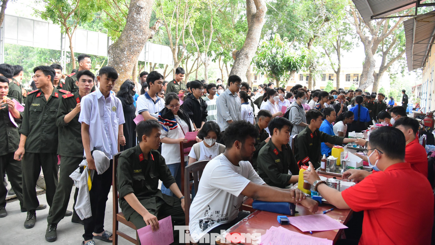 Đông đảo chiến sĩ, sinh viên tham gia Chủ Nhật Đỏ.