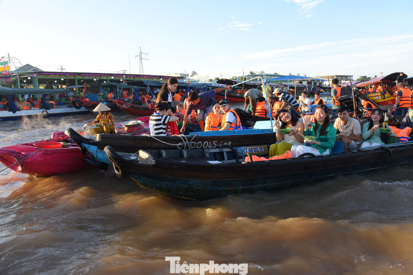 Sở dĩ được gọi "bún lắc", vì cả người bán và người thưởng thức bún đều trên ghe, tàu lắc lư trên mặt nước; đây là điểm nhấn không thể thiếu trong hành trình khám phá vẻ đẹp sông nước miền Tây. Ảnh: Hòa Hội. Sở dĩ được gọi "bún lắc", vì cả người bán và người thưởng thức bún đều trên ghe, tàu lắc lư trên mặt nước; đây là điểm nhấn không thể thiếu trong hành trình khám phá vẻ đẹp sông nước miền Tây. Ảnh: Hòa Hội.