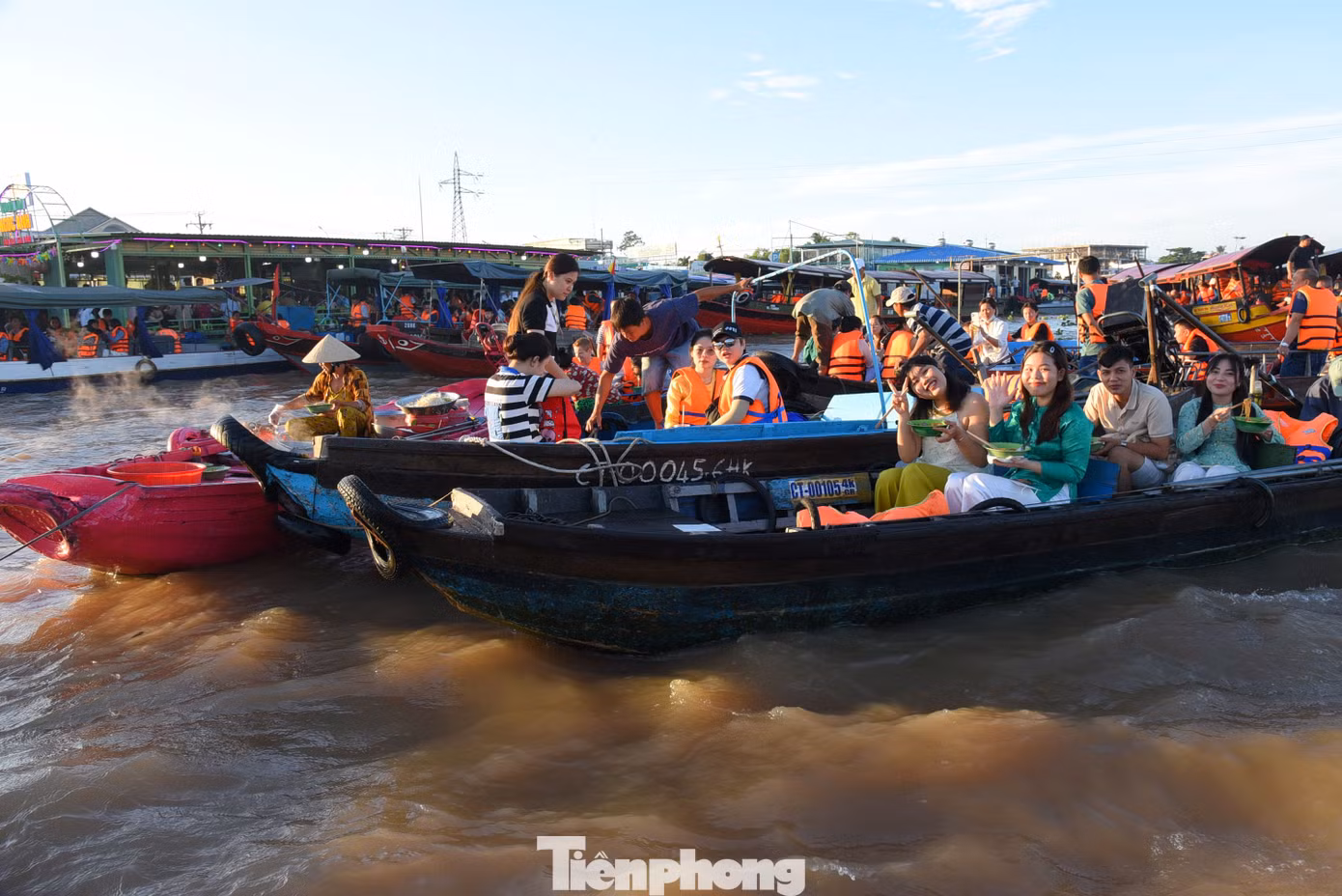 Sở dĩ được gọi "bún lắc", vì cả người bán và người thưởng thức bún đều trên ghe, tàu lắc lư trên mặt nước; đây là điểm nhấn không thể thiếu trong hành trình khám phá vẻ đẹp sông nước miền Tây. Ảnh: Hòa Hội.