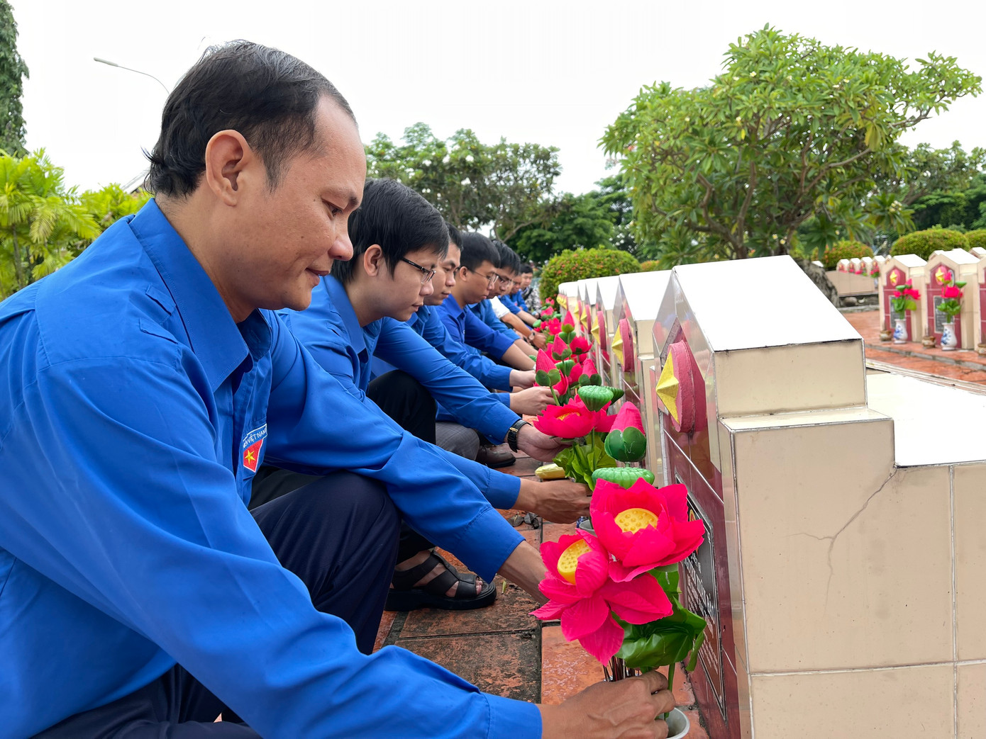Đoàn viên thanh niên thay mới hoa sen tại nghĩa trang liệt sĩ tỉnh An Giang ở huyện Châu Thành.