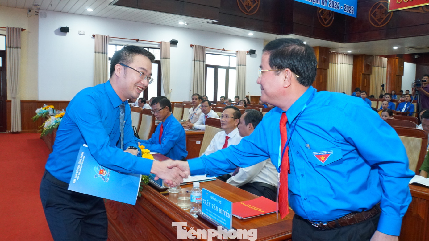 Bí thư Trung ương Đoàn Nguyễn Tường Lâm bắt tay lãnh đạo tỉnh Hậu Giang. Ảnh: Hòa Hội