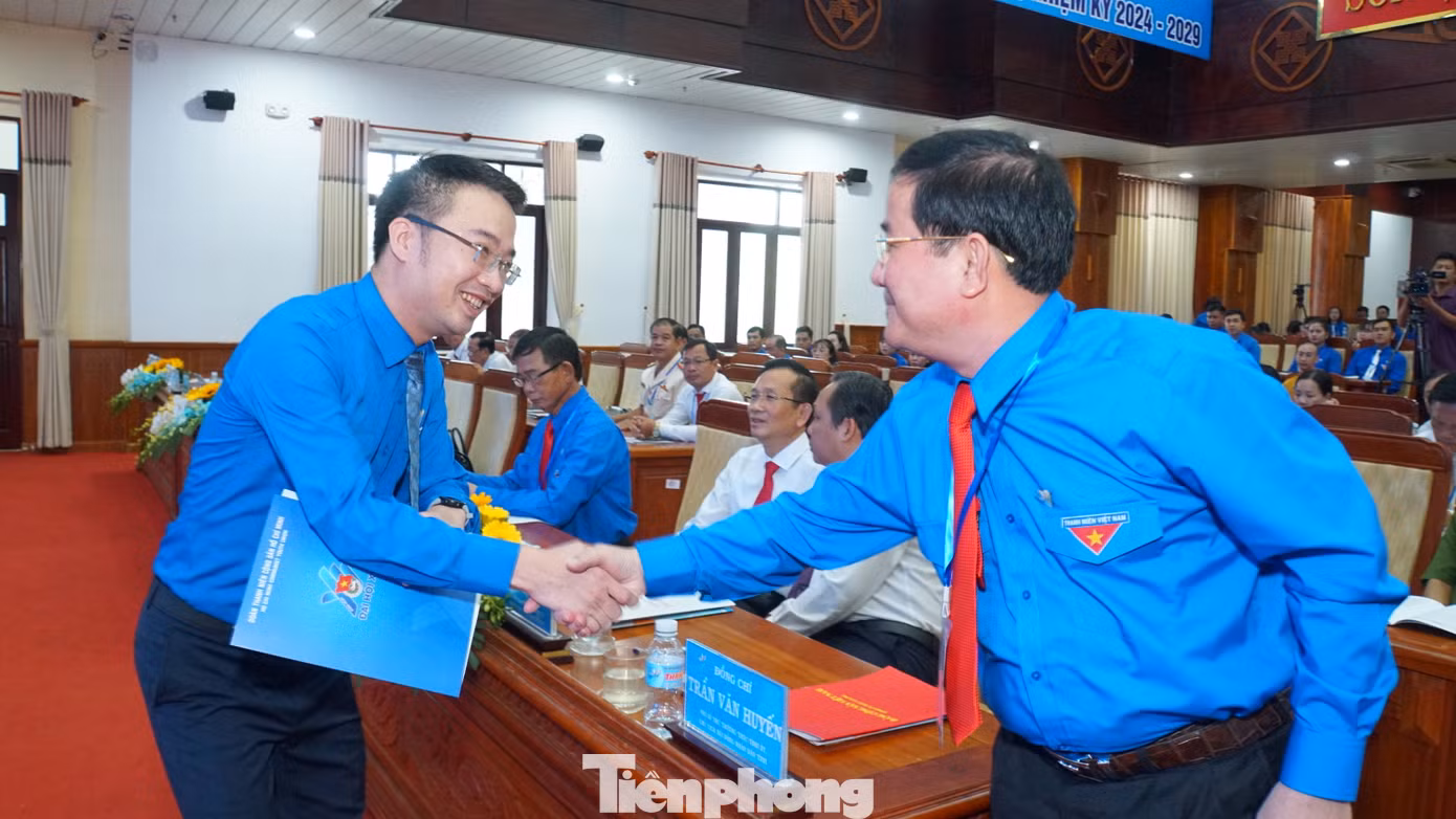 Bí thư Trung ương Đoàn Nguyễn Tường Lâm bắt tay lãnh đạo tỉnh Hậu Giang. Ảnh: Hòa Hội