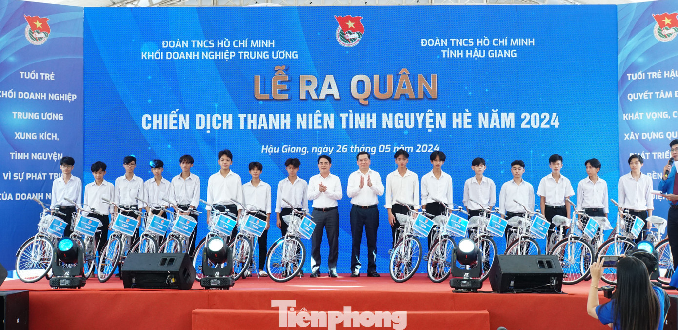 Lãnh đạo tỉnh Hậu Giang và Khối Doanh nghiệp Trung ương trao tặng xe đạp cho học sinh. Ảnh: Hòa Hội Lãnh đạo tỉnh Hậu Giang và Khối Doanh nghiệp Trung ương trao tặng xe đạp cho học sinh. Ảnh: Hòa Hội