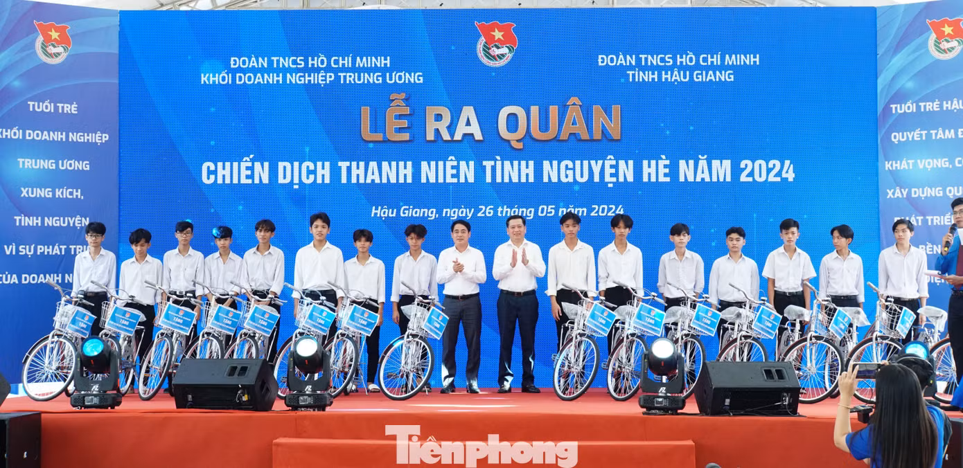 Lãnh đạo tỉnh Hậu Giang và Khối Doanh nghiệp Trung ương trao tặng xe đạp cho học sinh. Ảnh: Hòa Hội Lãnh đạo tỉnh Hậu Giang và Khối Doanh nghiệp Trung ương trao tặng xe đạp cho học sinh. Ảnh: Hòa Hội