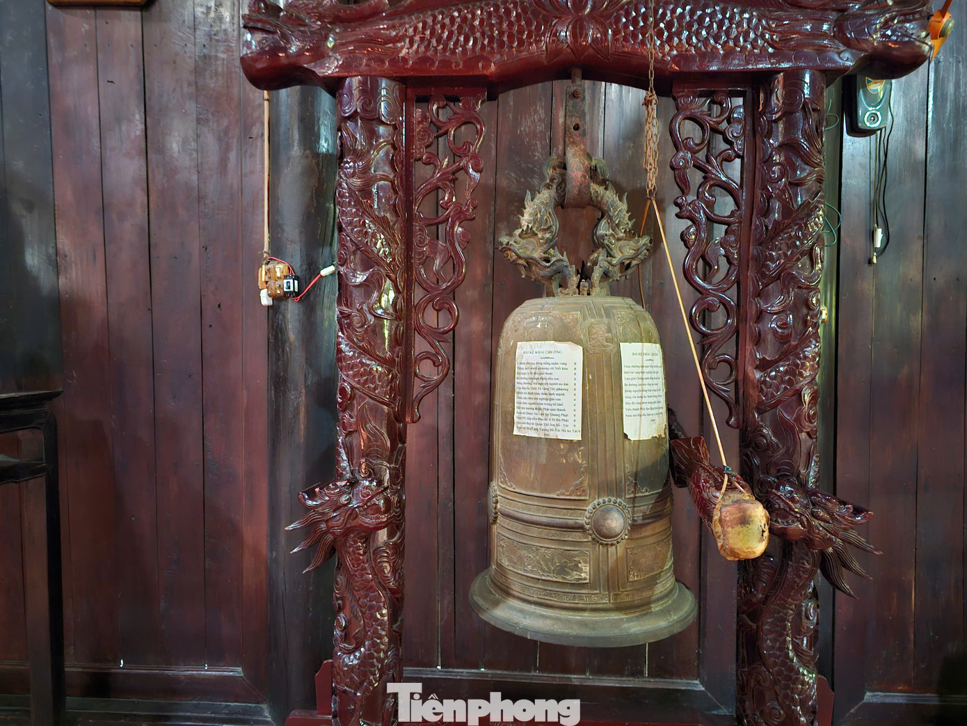 Chuông chùa cổ hàng trăm năm được lưu giữ.