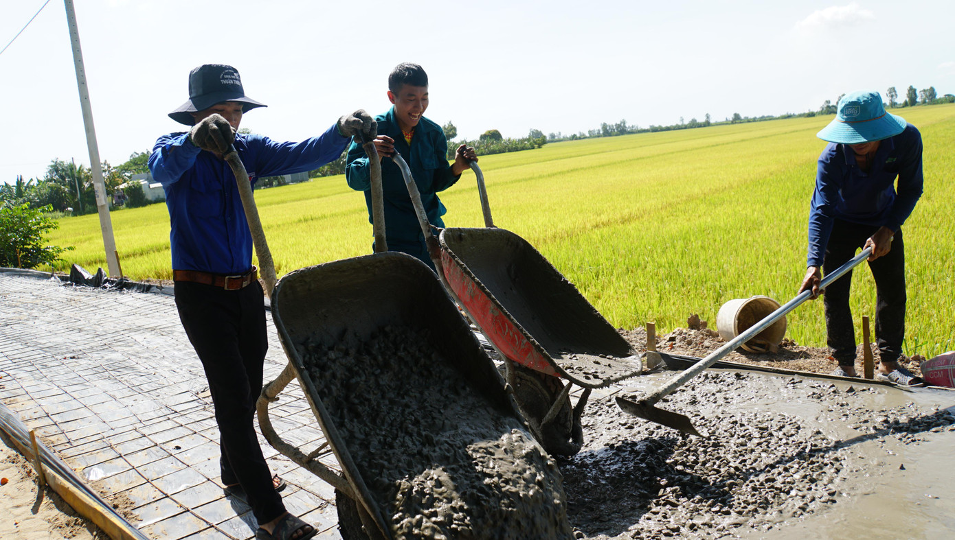 Cùng tham gia với các chiến sĩ công an còn có đoàn viên thanh niên và dân quân tự vệ địa phương