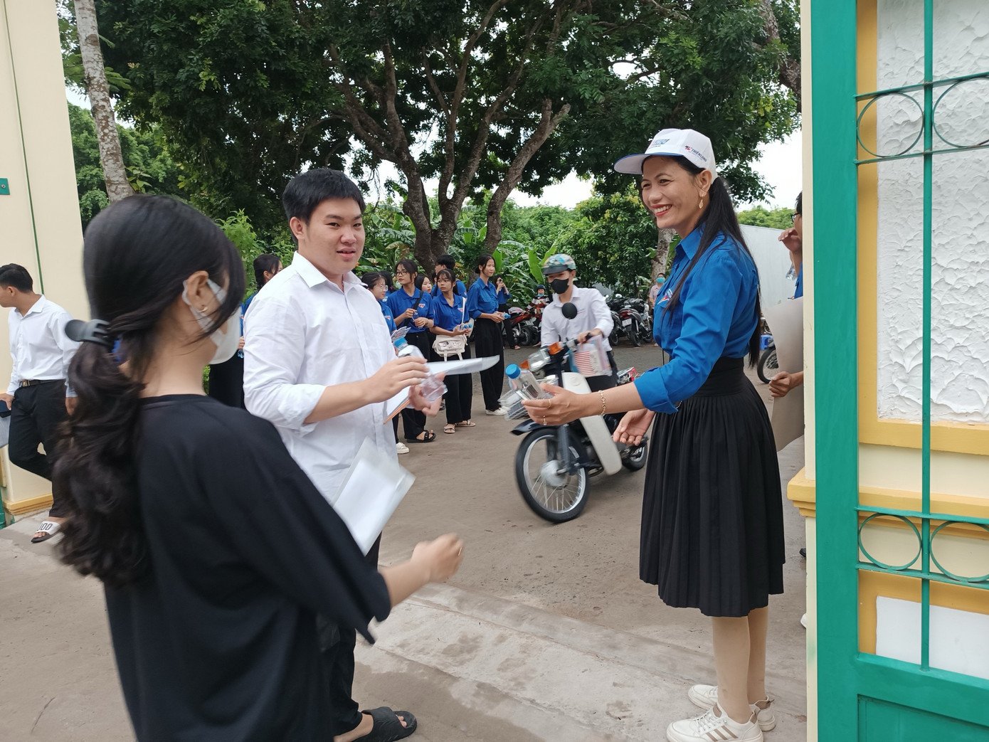 Cô giáo Nguyễn Thị Minh Tâm tiếp sức mùa thi tại điểm thi trường THPT Thiên Hộ Dương, TP Cao Lãnh, tỉnh Đồng Tháp.