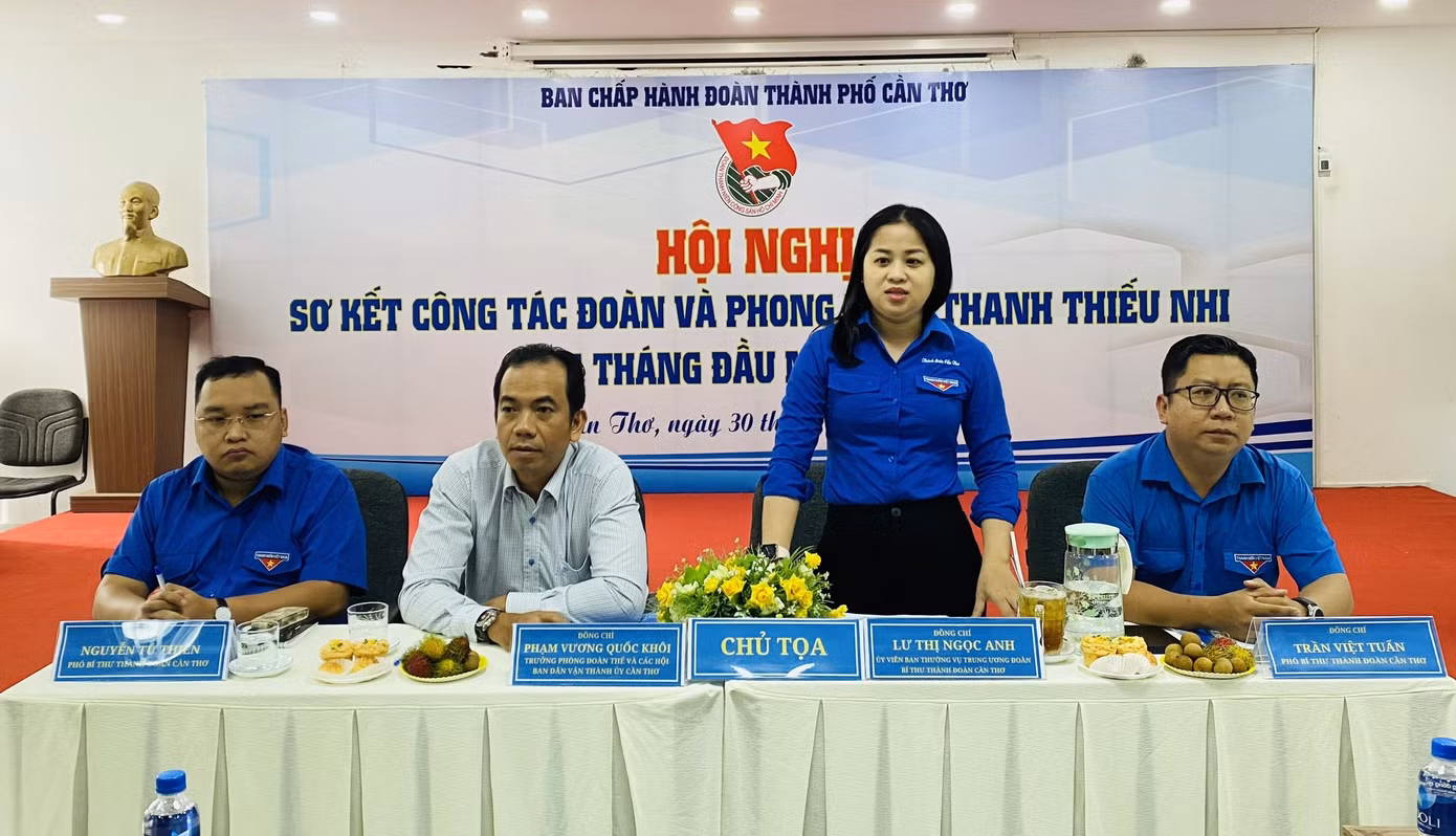 Chị Lư Thị Ngọc Anh - Bí thư Thành Đoàn Cần Thơ phát biểu tại hội nghị.