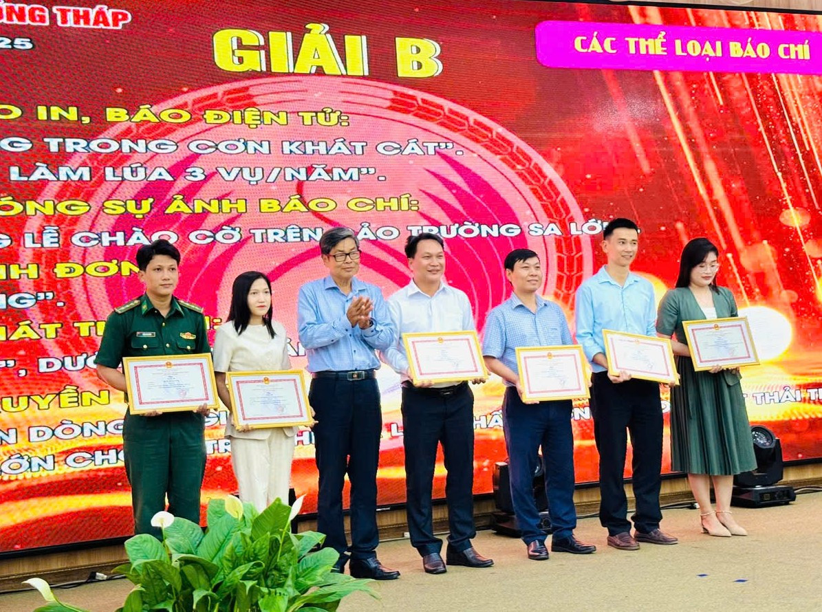 Phóng viên Báo Tiền Phong (giữa) nhận Giải B - Giải Báo chí tỉnh Đồng Tháp năm 2025.