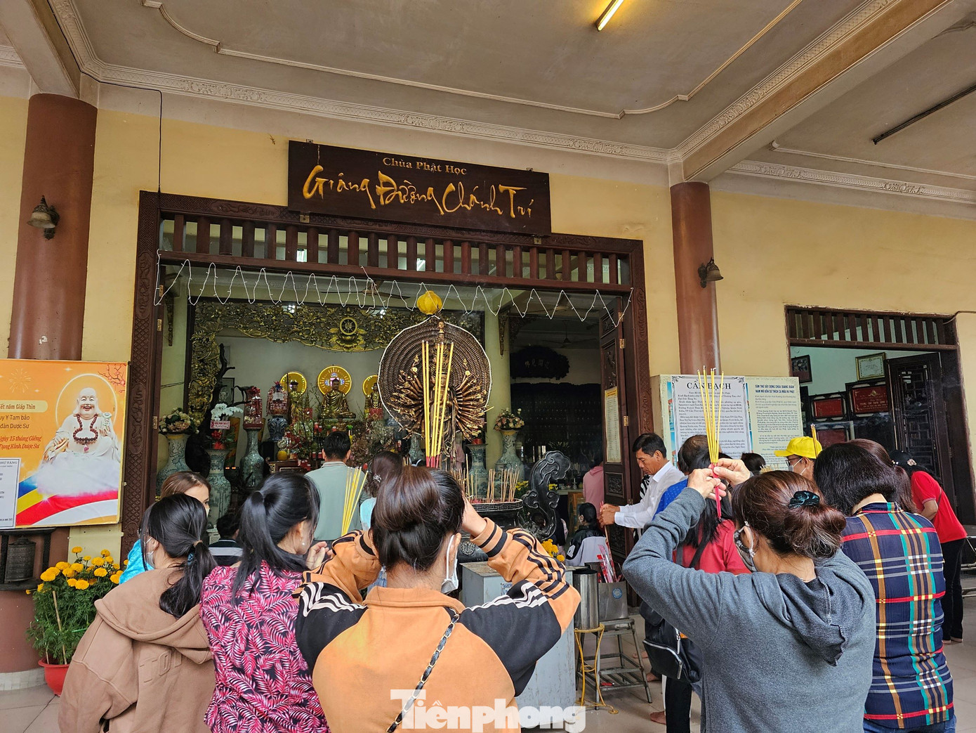 Đông phật tử cầu an, chúc phúc cho gia đình vào đầu năm mới tại chùa Phật . Ảnh: Hòa Hội