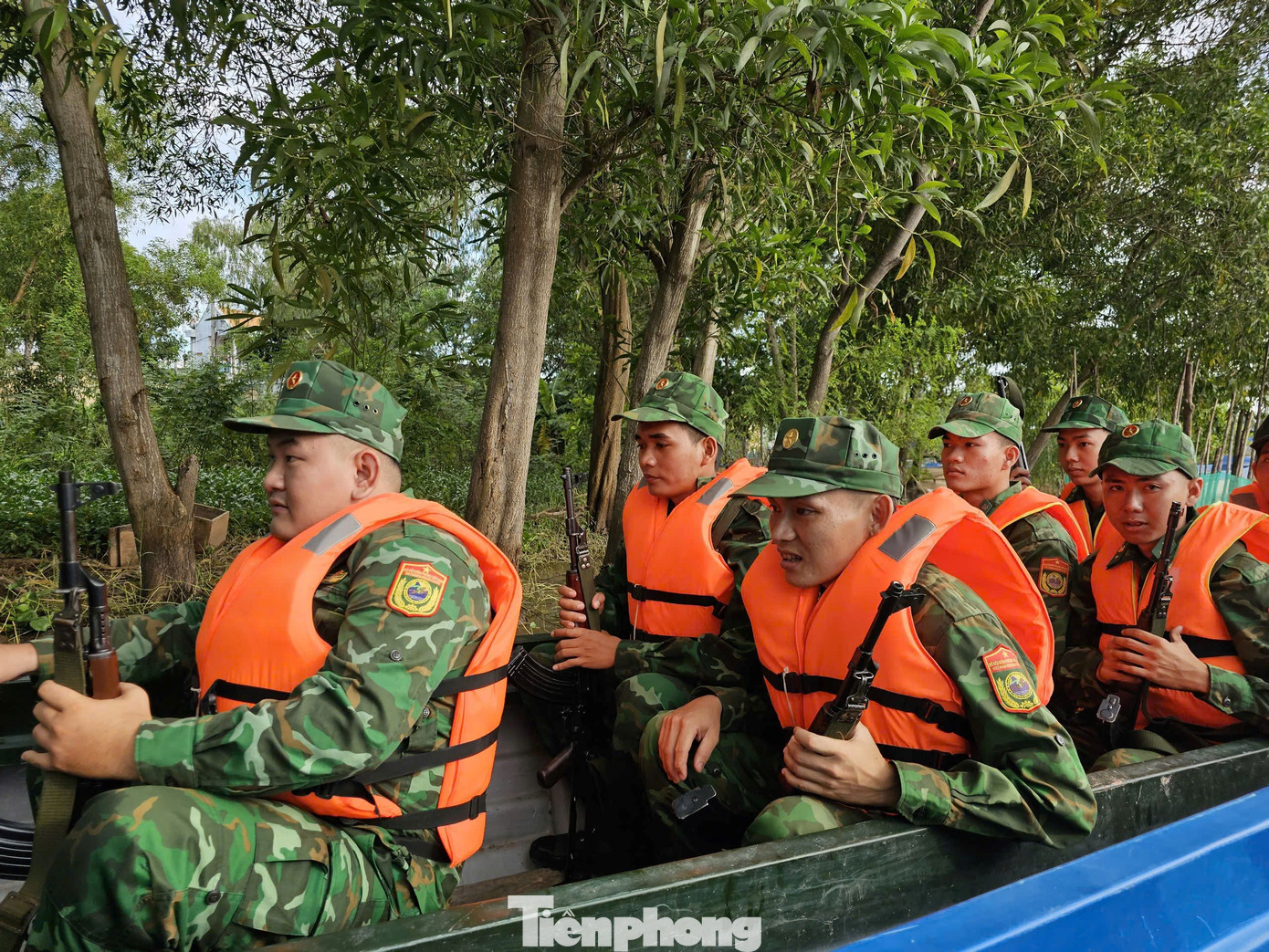 Chiến sĩ trang bị áo phao và dụng cụ cần thiết trên đường tuần tra. Ảnh: Hòa Hội