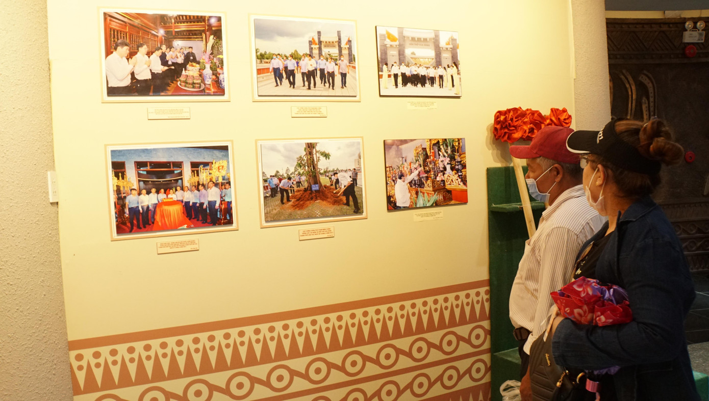 Khách tham quan ảnh tư liệu tại Đền thờ Vua Hùng. - Ảnh: Hòa Hội