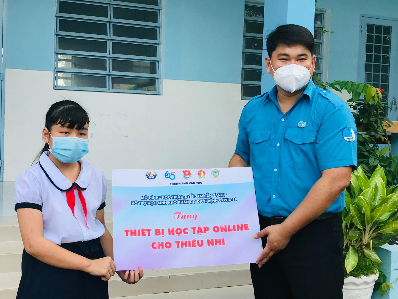 Anh Phương Tấn Đạt - Ủy viên Ban thư ký Hội LHTN Việt Nam thành phố Cần Thơ tặng thiết bị học tập cho thiếu nhi