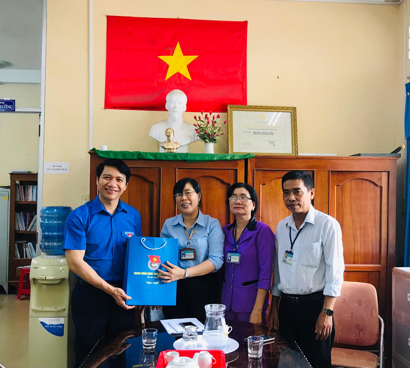 Anh Nguyễn Ngọc Lương tặng quà BGH trường tiểu học Minh Trí Anh Nguyễn Ngọc Lương tặng quà BGH trường tiểu học Minh Trí